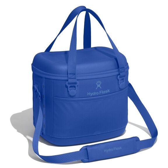 carryouttm-soft-cooler-15-l-t7 12pco382_carryout_cooler_15l_capri_blue_angled_1.jpg