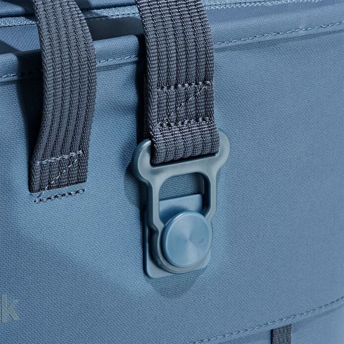 carryouttm-soft-cooler-tote-20-l-j8 250815_hydro_cooler_details_14838_2_4.jpg