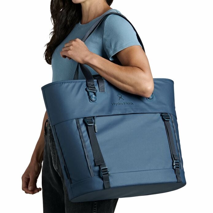 carryouttm-soft-cooler-tote-30-l-f8 250815_hydro_s26_hb_14614_2.jpg