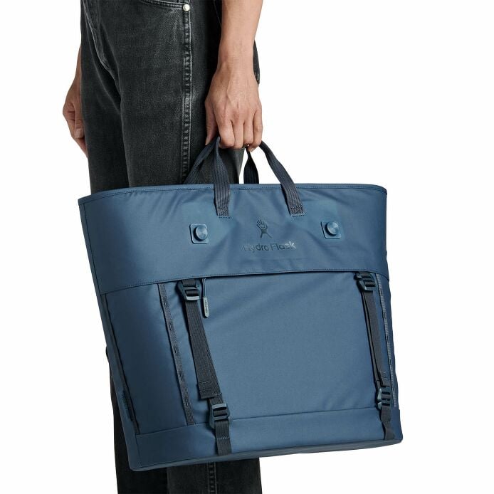 carryouttm-soft-cooler-tote-30-l-f8 250815_hydro_s26_hb_14619_2.jpg