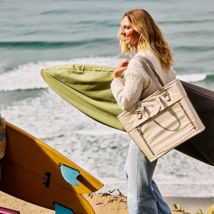 carryouttm-soft-cooler-tote-20-l-j8 hf_carryout_bouwer_d1_l1_torrey_pines_lifestyle_1142_1_1.jpg