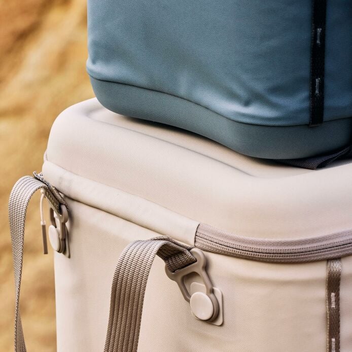 carryouttm-soft-cooler-15-l-t7 hf_carryout_bouwer_d1_l1_torrey_pines_still_life_0381_6.jpg