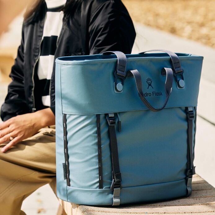 carryouttm-soft-cooler-tote-30-l-f8 hf_carryout_bouwer_d2_l2_parking_soccer_1930_1_1.jpg