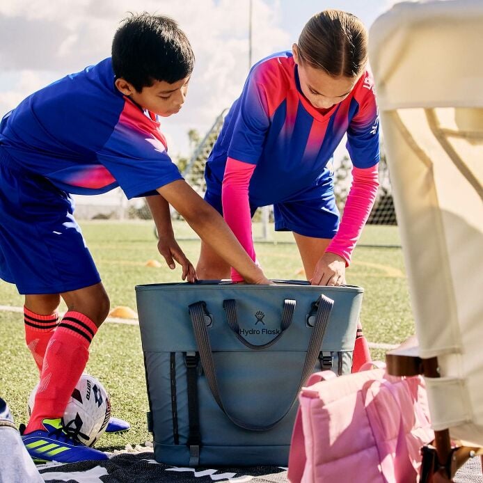carryouttm-soft-cooler-tote-30-l-f8 hf_carryout_bouwer_d2_l2_parking_soccer_2454_1_1.jpg