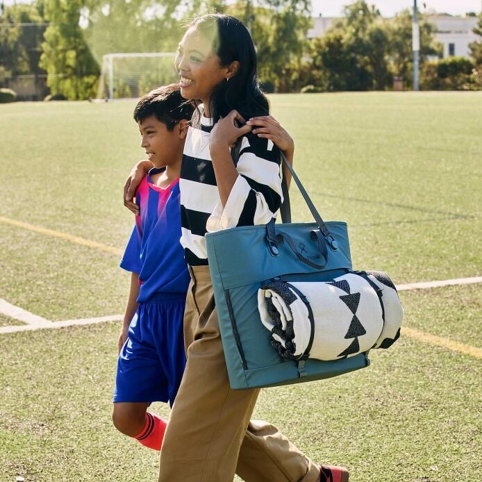 carryouttm-soft-cooler-tote-30-l-f8 hf_carryout_bouwer_d2_l2_parking_soccer_3406_1_1.jpg