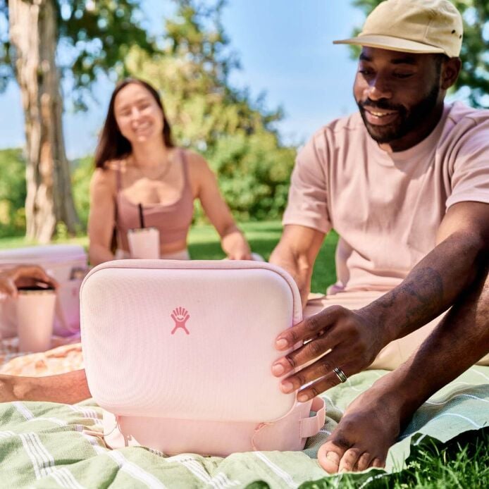 5-l-carry-outtm-lunch-box-g1 hf_s24_trillium_45_1.jpg