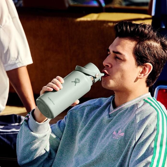 32-oz-wide-mouth-with-flex-straw-cap-w0 s25_tailgating_brouwer_exp-2028-06-01_04-6336_1__5.jpg
